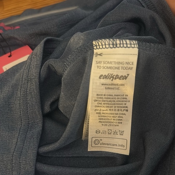 🆕 NWT EDIKTED Women's Off Shoulder Long Sleeves Top SIZE SMALL - Picture 4 of 4